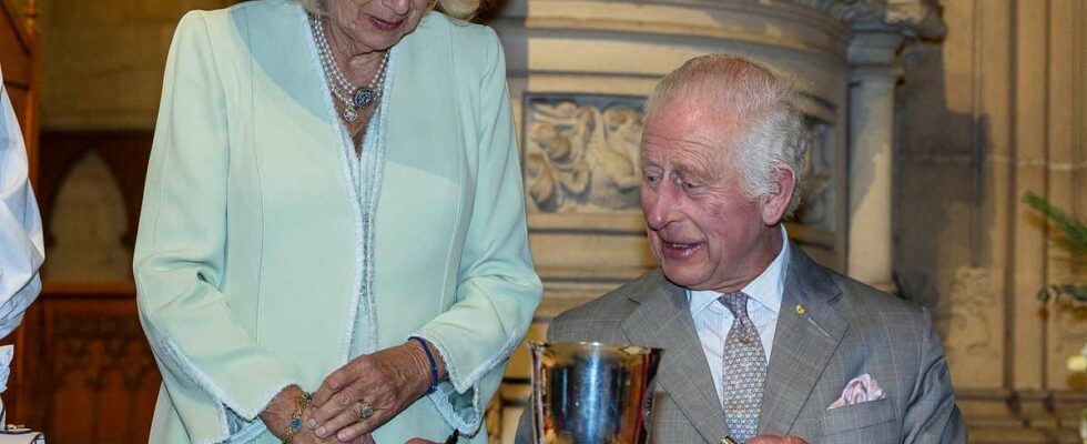 Les souvenirs historiques ressurgissent : le roi Charles et la reine Camilla signent la Bible en Australie, un acte déjà réalisé par la reine Elizabeth et le prince Philip en 1983.