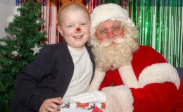 Visite émouvante du Père Noël à une fillette de 8 ans qui offre un cadeau spécial, emballé dans un papier créé pour soutenir des enfants malades.