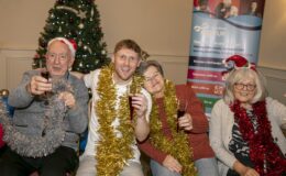 Jamie Borthwick d'EastEnders anime des cours de danse pour seniors, partage des récits et soutient notre campagne SOS de Noël.