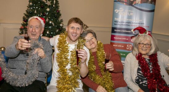 Jamie Borthwick d'EastEnders anime des cours de danse pour seniors, partage des récits et soutient notre campagne SOS de Noël.