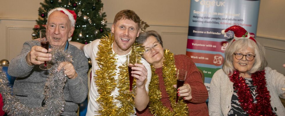 Jamie Borthwick d'EastEnders anime des cours de danse pour seniors, partage des récits et soutient notre campagne SOS de Noël.