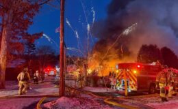 Moment effrayant : des feux d'artifice jaillissent d'un immense incendie de maison pendant l'intervention des pompiers.