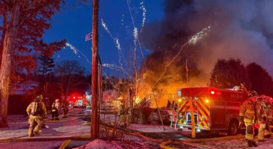 Moment effrayant : des feux d'artifice jaillissent d'un immense incendie de maison pendant l'intervention des pompiers.