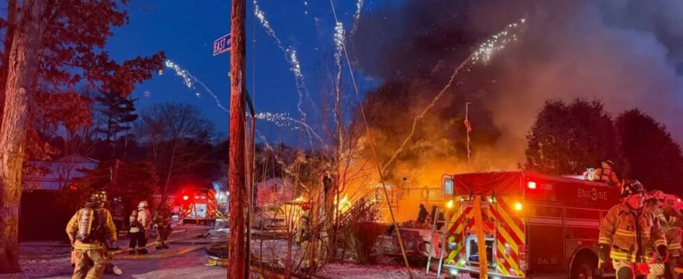 Moment effrayant : des feux d'artifice jaillissent d'un immense incendie de maison pendant l'intervention des pompiers.