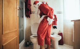 Titre : Ce que la couleur de votre urine dit de votre santé pendant les fêtes de Noël – 5 signes d'alerte à surveiller.