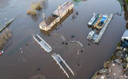 Titre : Prévisions de tempête : jusqu'à 30 CENTIMÈTRES de neige attendus, les conducteurs face à des routes glissantes alors que des millions reprennent le travail après des inondations.