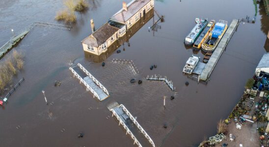 Titre : Prévisions de tempête : jusqu'à 30 CENTIMÈTRES de neige attendus, les conducteurs face à des routes glissantes alors que des millions reprennent le travail après des inondations.