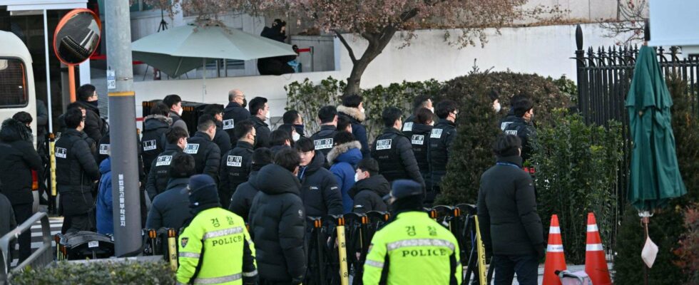 Titre : Intervention de la police anti-émeute au domicile du président sud-coréen destitué après l’instauration de la loi martiale et ses promesses de résistance.