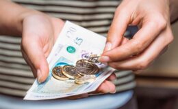 Des paiements en espèces jusqu'à 120 £ versés directement sur les comptes bancaires de milliers de foyers ce mois-ci