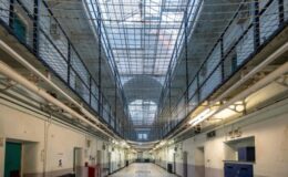 Explorez la prison la plus mystérieuse du Royaume-Uni : une nuit parmi les fantômes dans ses couloirs hantés.