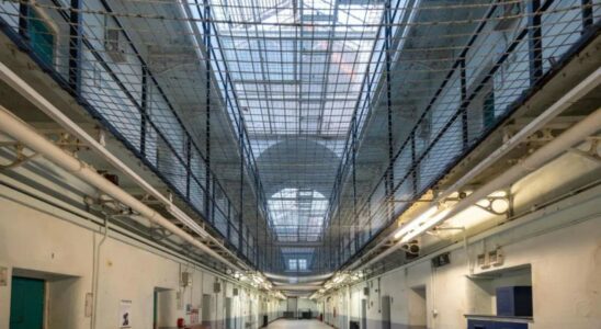 Explorez la prison la plus mystérieuse du Royaume-Uni : une nuit parmi les fantômes dans ses couloirs hantés.