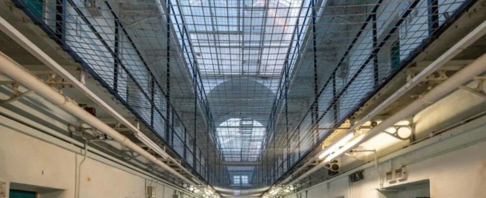 Explorez la prison la plus mystérieuse du Royaume-Uni : une nuit parmi les fantômes dans ses couloirs hantés.