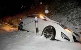 Conducteurs en difficulté : bloqués sur des routes gelées et enneigées lors d'une vague de froid intense