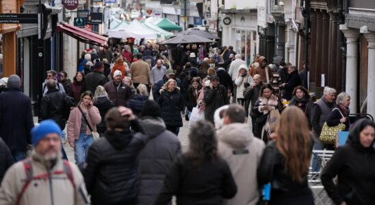 Le leader de la mode urbaine prévoit de fermer rapidement des magasins après une enquête fiscale menaçant près de 100 points de vente.