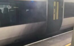 Incendie spectaculaire d'un train à la gare de Gatwick : de la fumée s'échappe sous le wagon