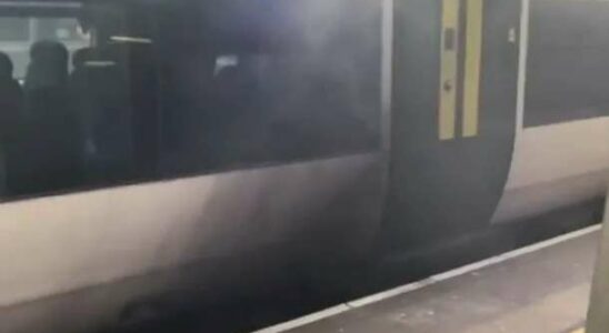 Incendie spectaculaire d'un train à la gare de Gatwick : de la fumée s'échappe sous le wagon