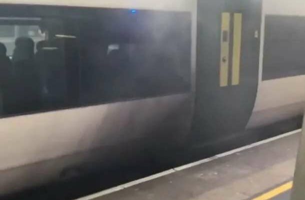 Incendie spectaculaire d'un train à la gare de Gatwick : de la fumée s'échappe sous le wagon