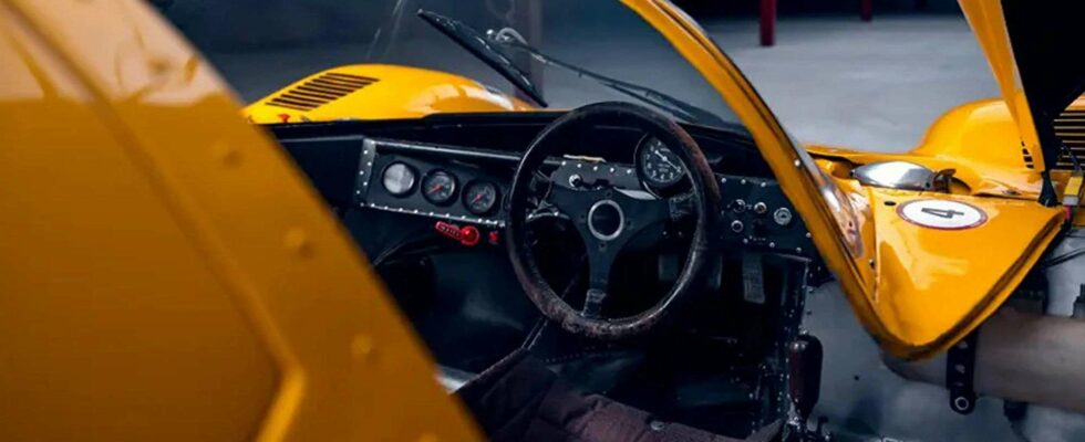 Une Ferrari vintage, unique avec seulement 15 exemplaires, mise en vente pour 10 MILLIONS de livres, autrefois pilotée par une légende des courses.