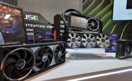 Titre : La RTX 5090 Founders Edition est compacte, mais les cartes Asus ROG Astral dominent par leur taille impressionnante.