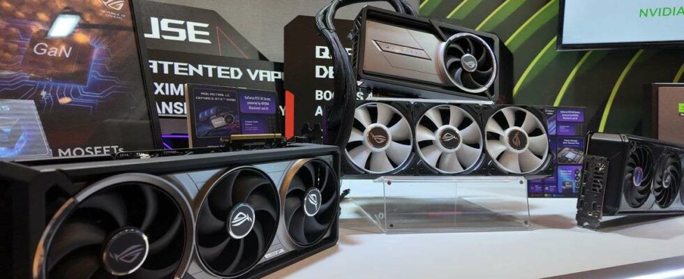 Titre : La RTX 5090 Founders Edition est compacte, mais les cartes Asus ROG Astral dominent par leur taille impressionnante.