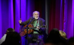 Peter Yarrow, membre de Peter, Paul et Mary, s'éteint à 86 ans après avoir lutté contre un cancer de la vessie.