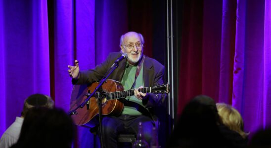 Peter Yarrow, membre de Peter, Paul et Mary, s'éteint à 86 ans après avoir lutté contre un cancer de la vessie.