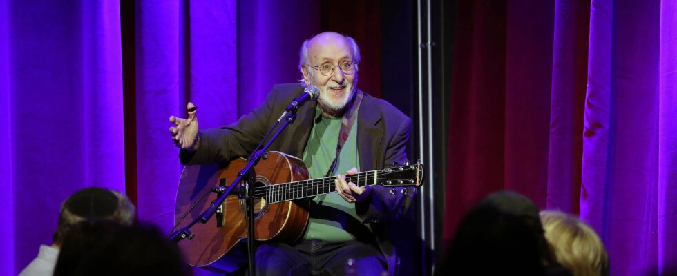 Peter Yarrow, membre de Peter, Paul et Mary, s'éteint à 86 ans après avoir lutté contre un cancer de la vessie.