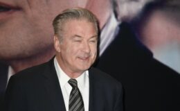 Alec Baldwin critique les procureurs du Nouveau-Mexique sur l'enquête et le procès de 'Rust' en se déclarant victime d'un bouc émissaire