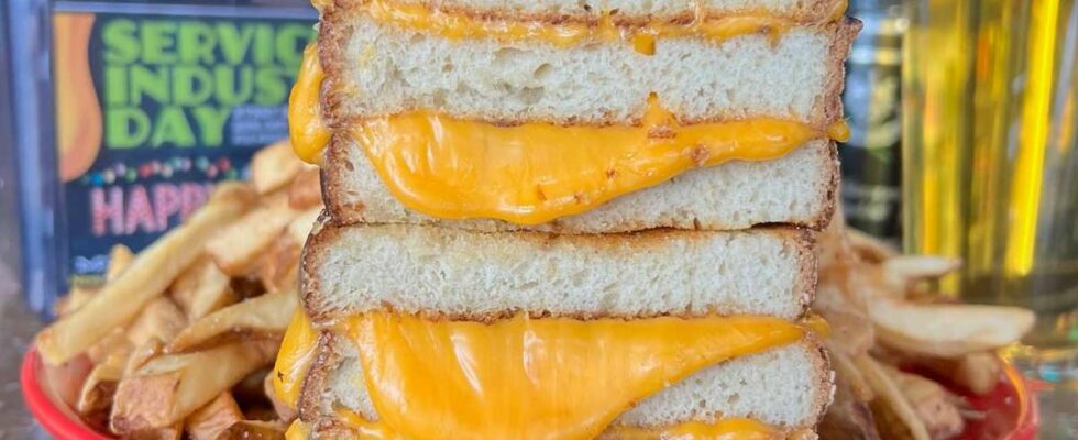 Fermeture inattendue de la chaîne de sandwichs populaire : une veillée en hommage à son dernier emplacement