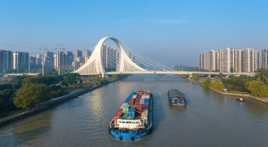 Analyse de la réduction de la flotte de barges chinoises face aux inquiétudes d'une invasion de Taïwan.