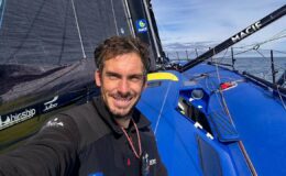 Charlie Dalin établit un nouveau record en remportant le Vendée Globe