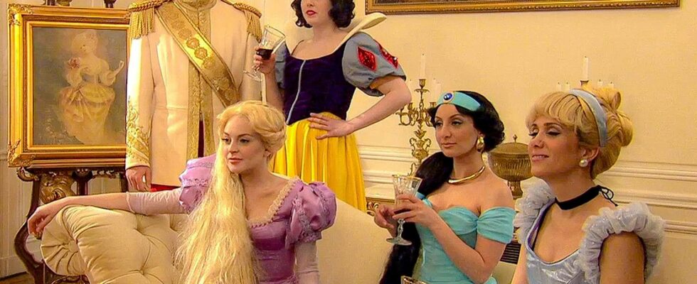 Lindsay Lohan brille dans le sketch "Disney Housewives" de SNL, acclamé par Andy Cohen