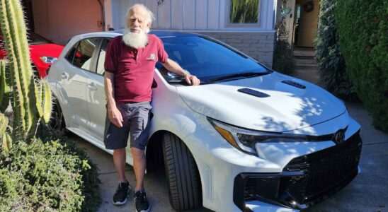 Un homme de 87 ans fait l'acquisition d'une Toyota GR Corolla 2025, sa première voiture à quatre portes