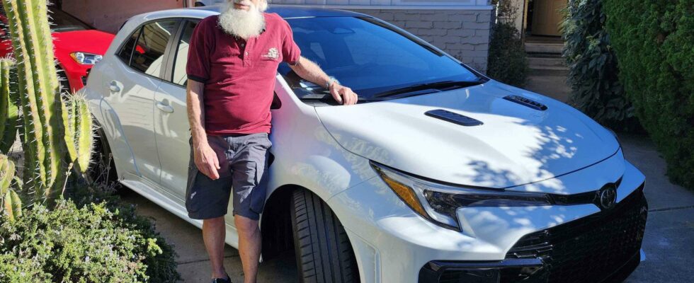 Un homme de 87 ans fait l'acquisition d'une Toyota GR Corolla 2025, sa première voiture à quatre portes