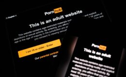 Les nouvelles règles britanniques imposent la reconnaissance faciale pour accéder à Pornhub et OnlyFans dans quelques mois.