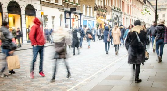 L'incertitude plane sur l'avenir d'une chaîne de magasins à bas prix de 800 points de vente face à un projet de restructuration risqué.