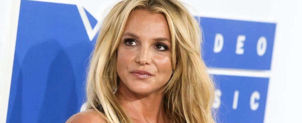 Britney Spears s'affiche audacieusement en lingerie tout en fumant : Découvrez les images.