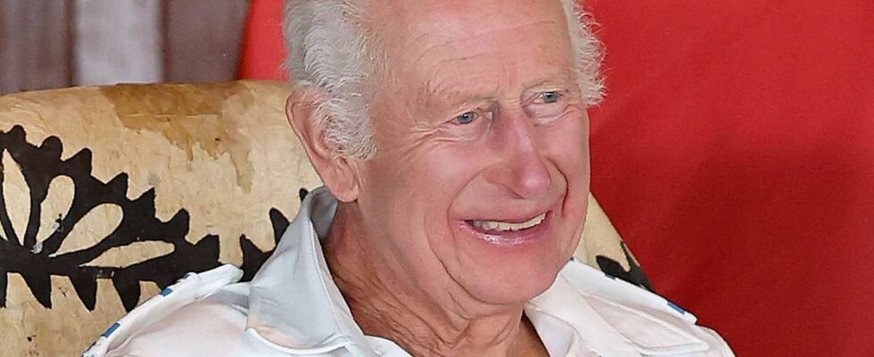 Charles en blanc éclatant : le roi et la reine Camilla illuminent Samoa avec des tenues d'été coordonnées lors d'une cérémonie royale colorée.