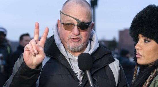 Stewart Rhodes, chef des Oath Keepers, libéré par Trump, se rend à Capitol Hill