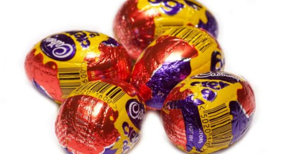 Titre : Augmentation des prix et réduction des emballages : la colère des consommateurs face aux œufs en crème Cadbury