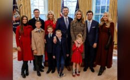 Ivanka Trump et sa fille Arabella, 13 ans, affichent des robes manteaux rouges coordonnées lors d'une séance photo familiale à la Maison Blanche.