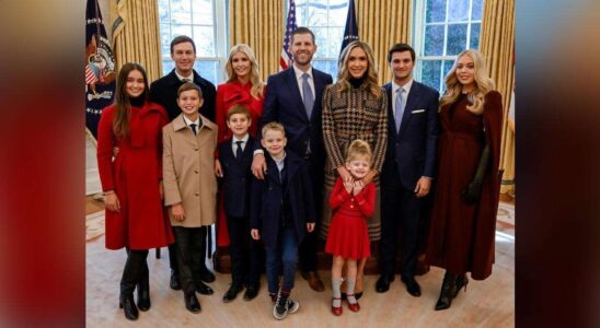 Ivanka Trump et sa fille Arabella, 13 ans, affichent des robes manteaux rouges coordonnées lors d'une séance photo familiale à la Maison Blanche.