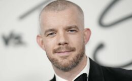 Russell Tovey décrit Tom Blyth comme "plein de poussière d'étoiles" et évoque le spin-off de "Doctor Who", "La guerre entre la terre et la mer", comme un projet au style de film indépendant.