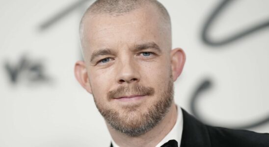 Russell Tovey décrit Tom Blyth comme "plein de poussière d'étoiles" et évoque le spin-off de "Doctor Who", "La guerre entre la terre et la mer", comme un projet au style de film indépendant.