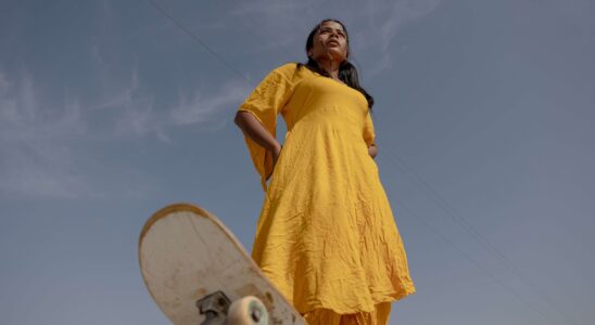 Une Indienne défie les conventions de genre en choisissant le skateboard plutôt que le mariage et devient une icône.