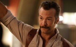 NCIS : Les Origines, Kyle Schmid partage ses émotions lors des flashbacks de Mike Franks