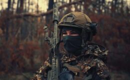 L'incroyable parcours de l'héroïque tireuse d'élite ukrainienne Chili : comment elle a neutralisé des dizaines de soldats russes avec un fusil à munitions perforantes.