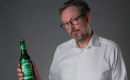 Eckart von Hirschhausen évoque une "révolution thérapeutique" pour lutter contre l'alcoolisme dans une interview.