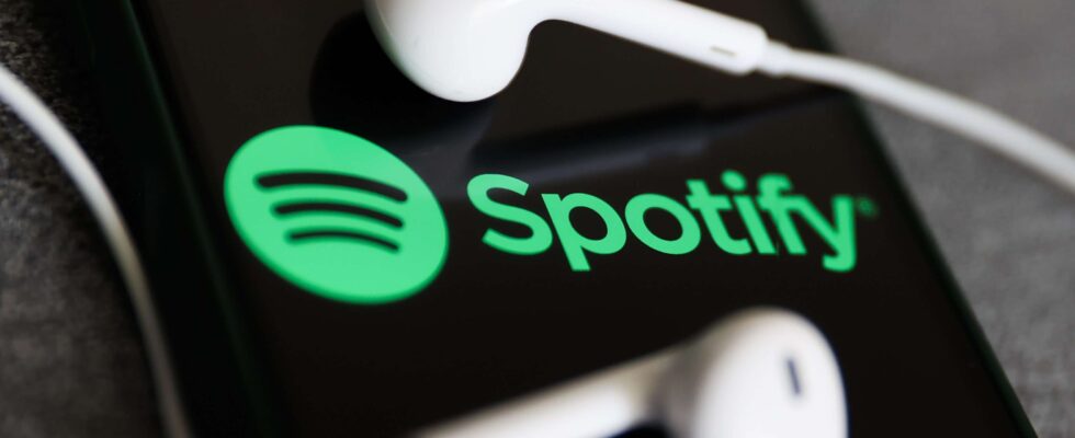 Spotify investit 10 milliards de dollars dans la musique en 2024, un milliard de plus qu'en 2023, totalisant 60 milliards de dollars depuis ses débuts.