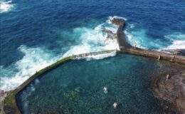 Un homme britannique de 63 ans perd la vie emporté par des vagues à Tenerife avec deux nageurs dans une zone touristique